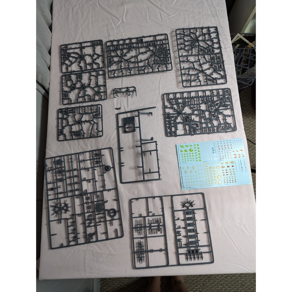 Warhammer random pieces lot 2002 Games workshop & 2018 stickers accessories mini